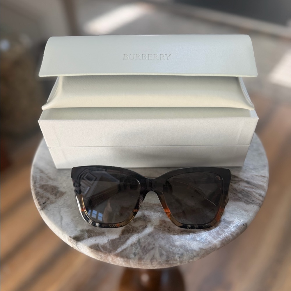 Burberry Women’s Black and Brown Tortoiseshell Sunglasses